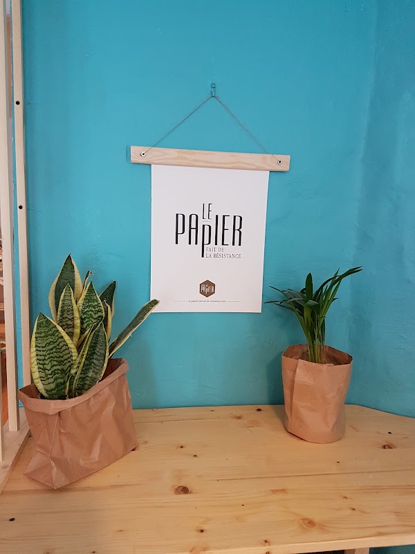 Photo de Les pieds sous le bureau