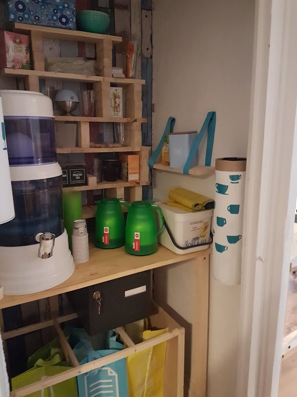 Photo de Les pieds sous le bureau