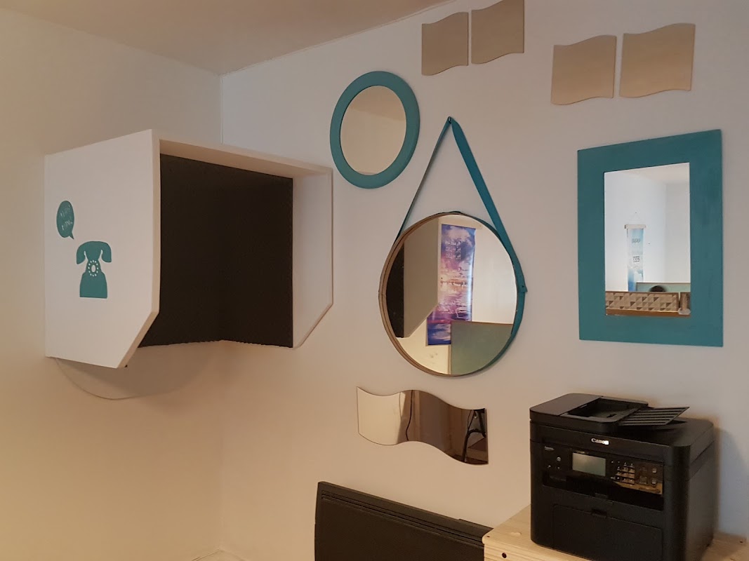 Photo de Les pieds sous le bureau