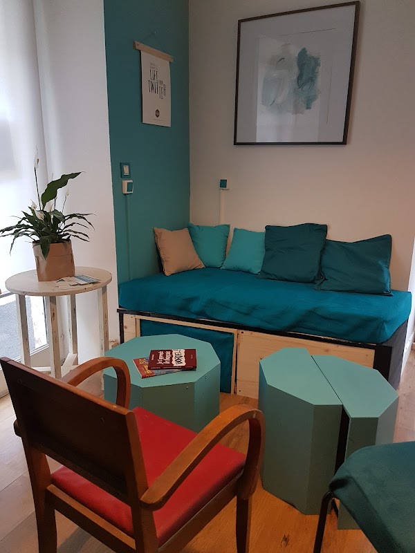 Photo de Les pieds sous le bureau